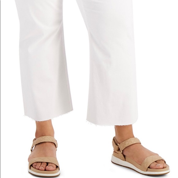 Plus Size Crop Jeans - Picture 4 of 5